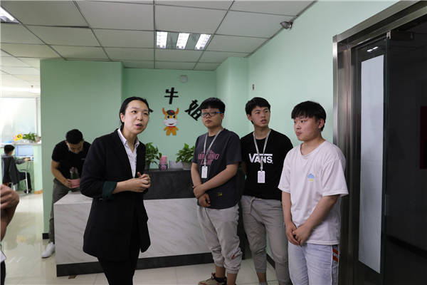 老師與畢業生交流
