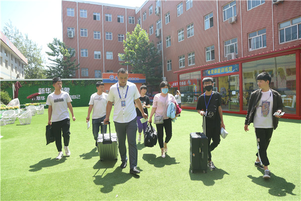 班主任帶學生到宿舍