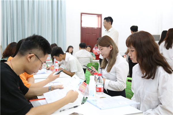 畢業生應聘企業